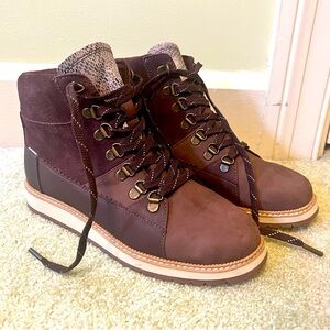 TOMS Women’s Size 7.5 Water resistant boots